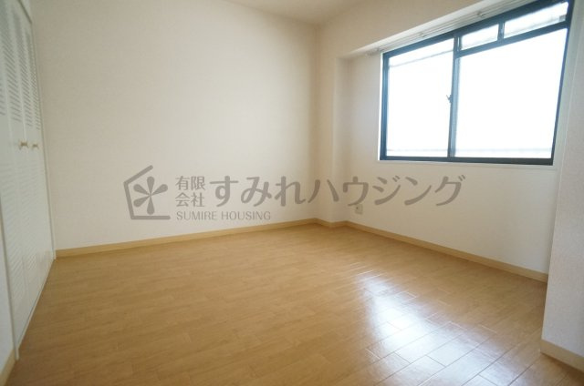 ハイネスコートの洋室|参考、同建物・反転間取りの号室