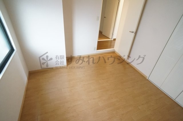 ハイネスコートの洋室|参考、同建物・反転間取りの号室