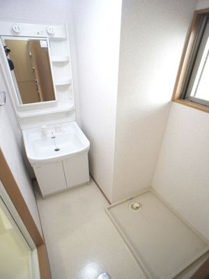 【独立洗面台】 | Ｙ.Ｍジェイド | 洗髪洗面化粧台に換気できる窓があります。