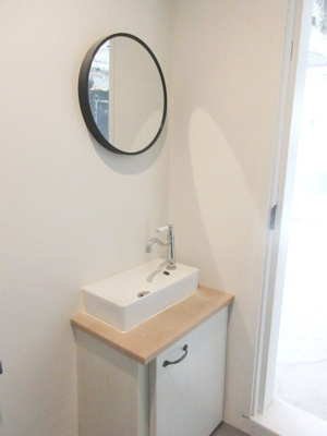 【洗面所】 | ガラス張りの軽飲食店向け