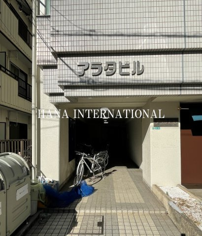 第７アラタビルのエントランス