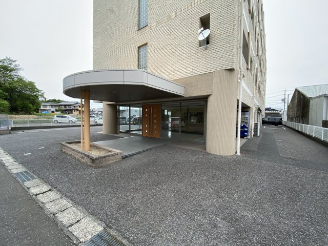 常滑市千代ケ丘１丁目貸事務所のエントランス