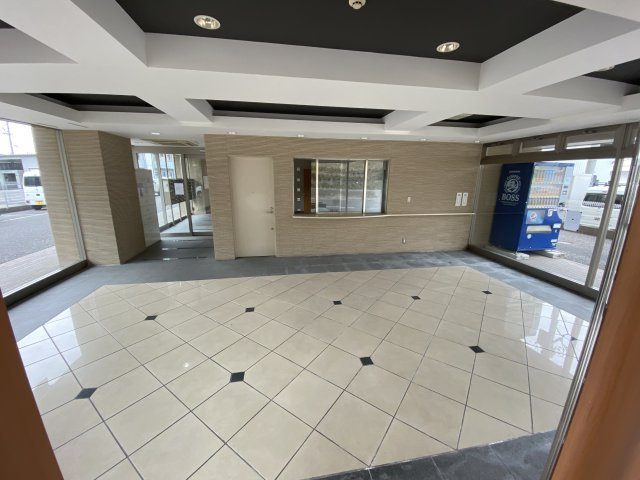 常滑市千代ケ丘１丁目貸事務所の玄関