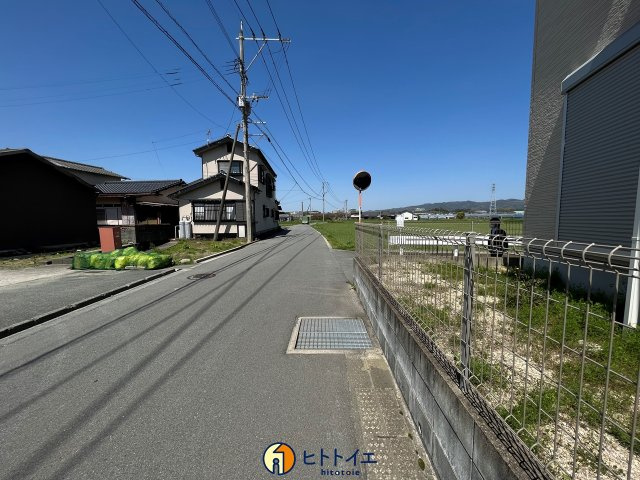 八女市大島の中古一戸建の前面道路含む現地写真