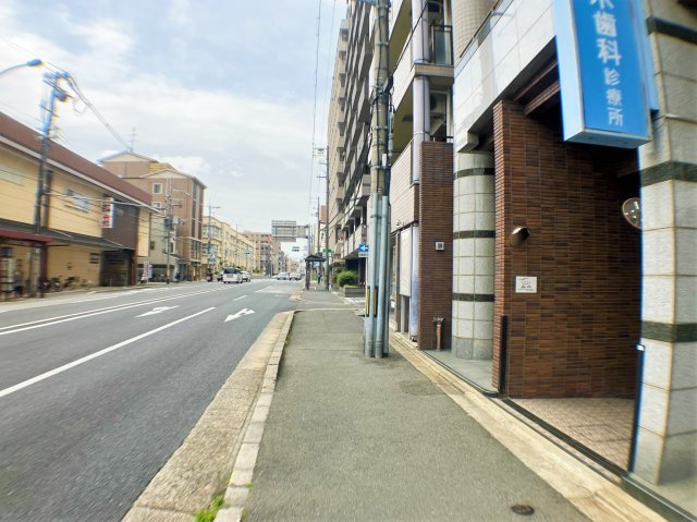 三方角住戸◆駅徒歩９分＆２沿線利用可能◆８階部分につき眺望良好◆メロディーハイム二条城のその他|前道