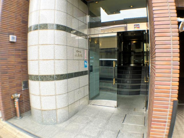 三方角住戸◆駅徒歩９分＆２沿線利用可能◆８階部分につき眺望良好◆メロディーハイム二条城のエントランス|マンションエントランス