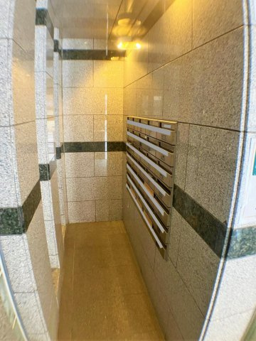 三方角住戸◆駅徒歩９分＆２沿線利用可能◆８階部分につき眺望良好◆メロディーハイム二条城のその他共用部分|集合ポスト