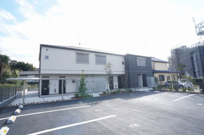 【駐車場】 | イーストセトル【SHM】 | いつでも目の届く敷地内に駐車場を完備しています♪荷物がかさばりがちなお買物にも、車があると便利ですよね☆