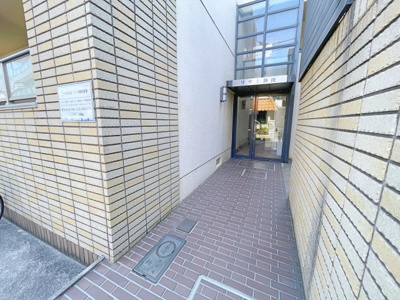 【エントランス】 | リサ上新庄 | 外観とマッチしたエントランスです