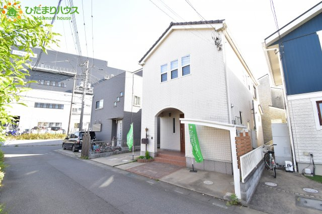 上尾市地頭方　中古一戸建ての前面道路含む現地写真