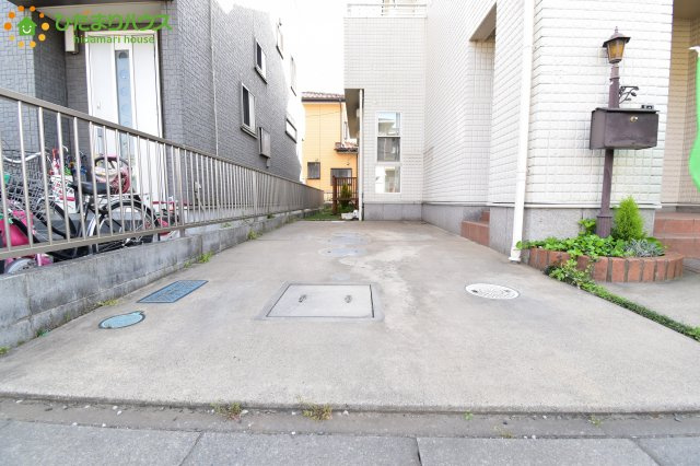 上尾市地頭方　中古一戸建ての駐車場