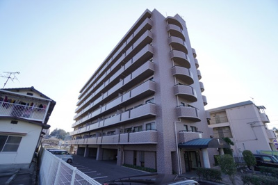 【外観】 | ヴェルシャトー廿日市佐方（リノベ済） | 【耐震性】
耐震性の高さを判断するポイントは、
建築確認申請日が1981年6月1日以降の
新耐震基準に適合しているかどうか。
震度６程度の大地震でも
建物が崩壊しないレベルが基準になりました。