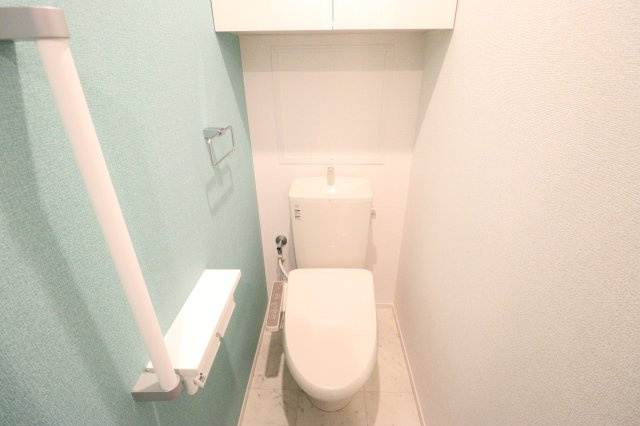 メゾン・アンソレイエのトイレ|落ち着いた色調のトイレです