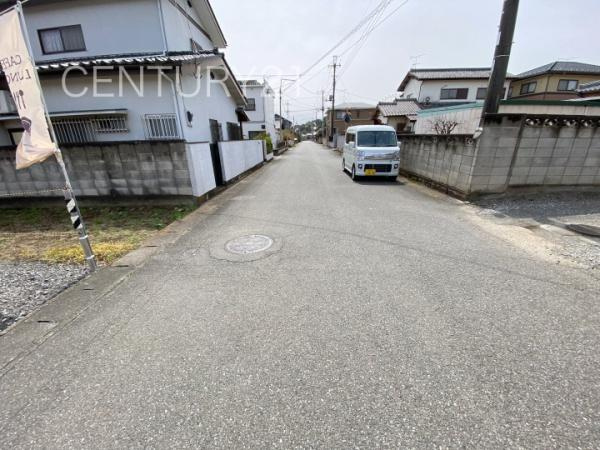 伊勢崎市波志江町土地の前面道路含む現地写真