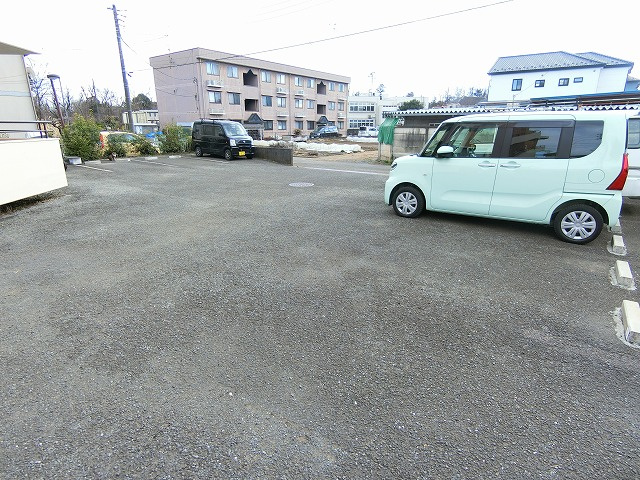 メゾンソレイユの駐車場