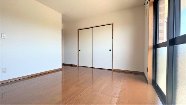 アビタシオン松長の居間・リビング|※反転タイプの間取りとなります。
