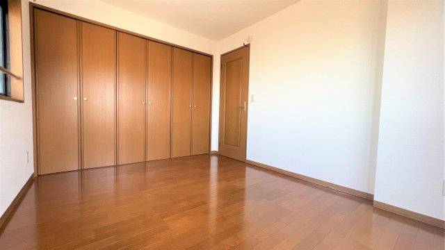 アビタシオン松長の洋室|※反転タイプの間取りとなります。