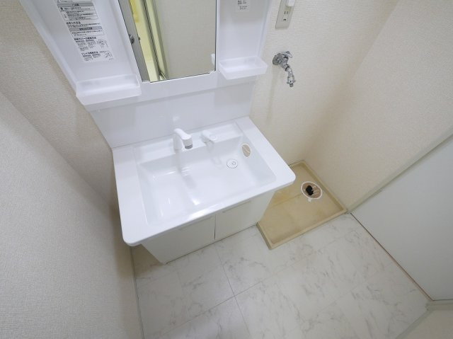 ルミエール　B棟（六条）の洗面所|明るい洗面所です