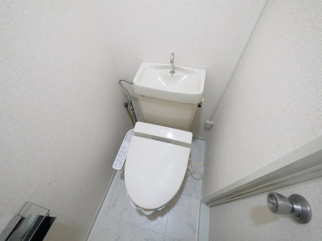 ルミエール　B棟（六条）のトイレ|ゆったりとした空間のトイレです