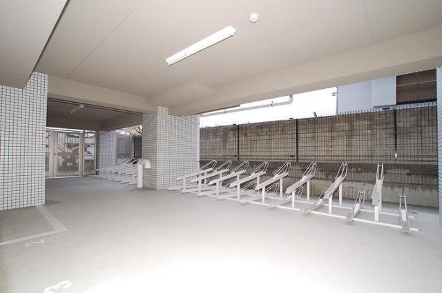 ステージグランデ蒲田のその他共用部分|屋根付きの駐輪場