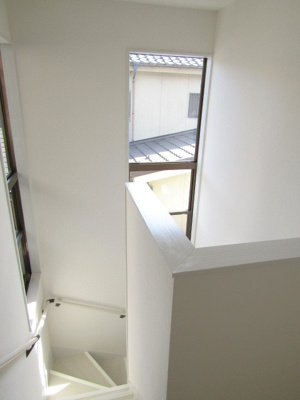 【その他共用部分】 | 中古戸建　甲府市朝気2丁目 | 階段スペース