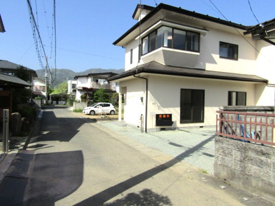 【前面道路含む現地写真】 | 中古戸建　甲府市朝気2丁目 | 前面道路含む現地写真です