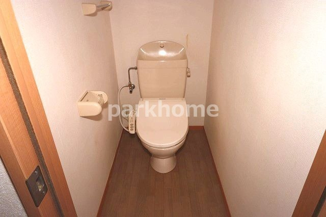 コーポリベール C棟のトイレ|落ち着いたトイレです
※間取り反転の場合あり、内装が若干異なる場合がございます