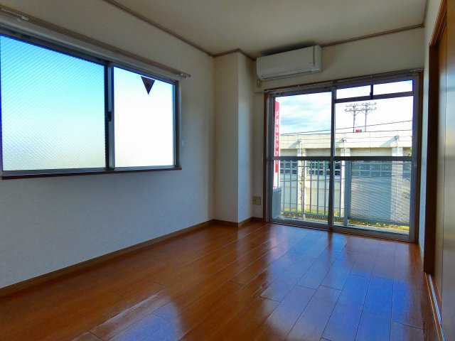 【洋室】 | 2面採光で明るいお部屋です。