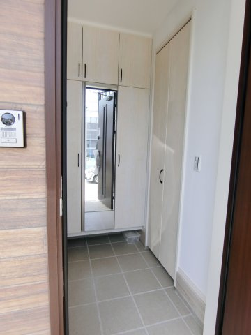 広島市安佐南区山本6丁目　 新築一戸建ての玄関|収納もある玄関です