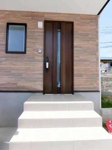 広島市安佐南区山本6丁目　 新築一戸建ての玄関|玄関ポーチには屋根があるので、雨の日も濡れにくくて安心♪
