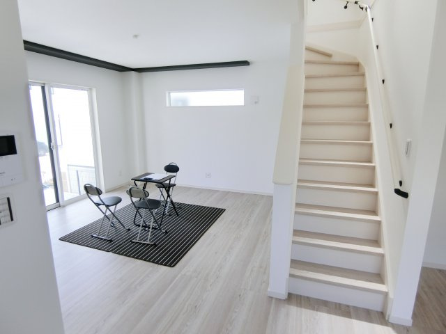広島市安佐南区山本6丁目　 新築一戸建ての居間・リビング|リビングイン階段は家族の顔が見える設計
