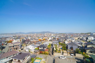 【展望】 | 【穏やかな街並みの眺望】
バルコニーから見える穏やかな街並み
爽やかな風と柔らかく降り注ぐ陽光を感じて頂けます。心地良い開放感が暮らしにゆとりと充足感をもたらします