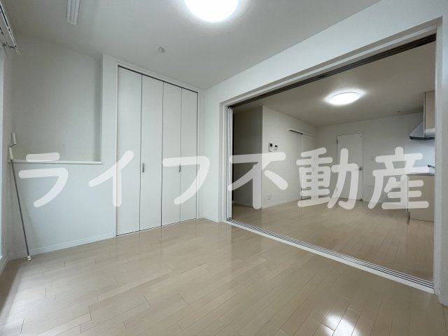 セレニティ若江東町の寝室|広くて明るい寝室