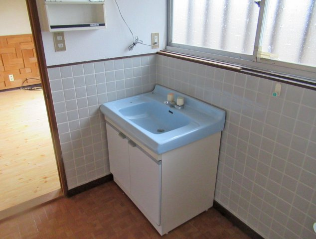 鈴蘭高原別荘地①温泉付き木造２階建の独立洗面台|独立洗面台で身支度をすべて済ませてしまいましょう