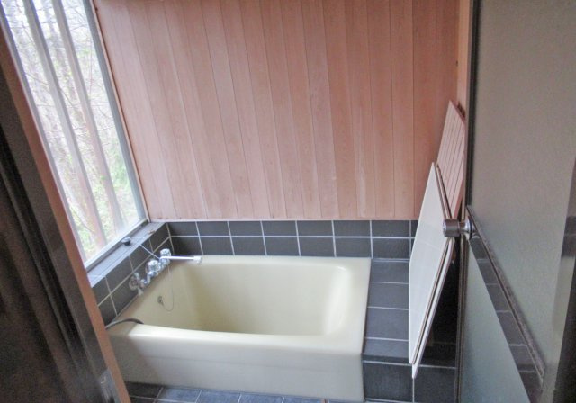 鈴蘭高原別荘地①温泉付き木造２階建の浴室|落ち着いた空間のお風呂です