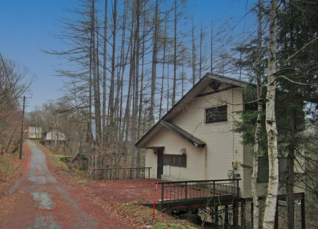 鈴蘭高原別荘地①温泉付き木造２階建の前面道路含む現地写真|駐車スペース２台