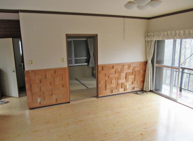 鈴蘭高原別荘地①温泉付き木造２階建の居間・リビング