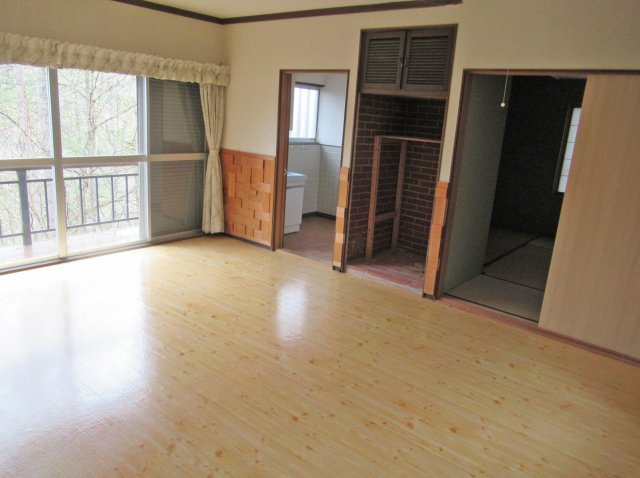 鈴蘭高原別荘地①温泉付き木造２階建の居間・リビング