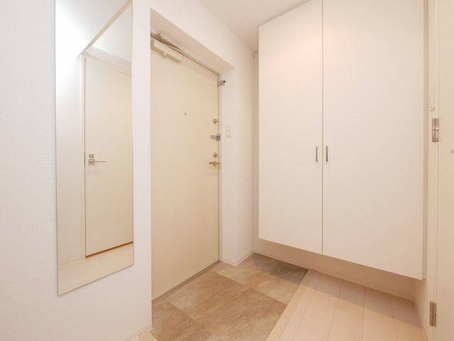SERENiTE本町refletの玄関