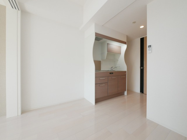 SERENiTE本町refletの居間・リビング