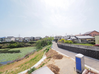 【展望】 | 【穏やかな街並みの眺望】
バルコニーから見える穏やかな街並み
爽やかな風と柔らかく降り注ぐ陽光を感じて頂けます。心地良い開放感が暮らしにゆとりと充足感をもたらします