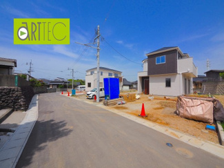 【前面道路含む現地写真】 | 【前面道路】
前面道路は毎日の駐車の出し入れで大事なポイントです！
車種によっても便利・不便がありますのでご確認ください♪