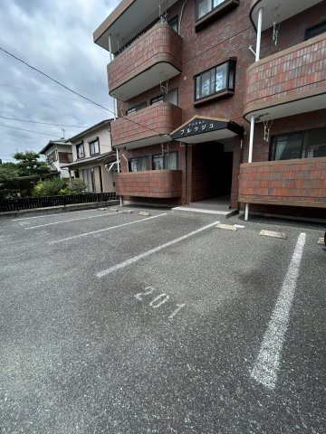ブルウジュの駐車場