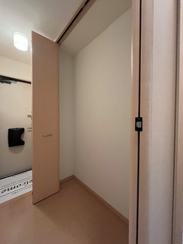 エクセレントONEB棟の玄関