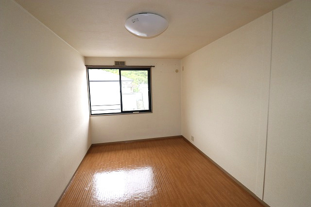 コンフォールチカミA棟の洋室|明るい洋室です