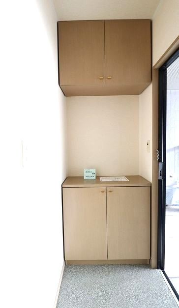 コンフォールチカミA棟の玄関|明るい玄関です