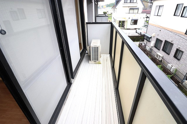 コンフォールチカミA棟のバルコニー|バルコニーからの眺めを楽しみながら食事をしませんか