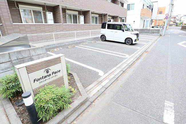 フォンターナ・パーチェの駐車場