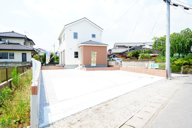 新築　渋川市八木原第11　Livele Garden.S　1号棟　の駐車場|現地写真　 駐車スペース広々！建物東側に並列で4台置けます♪					
