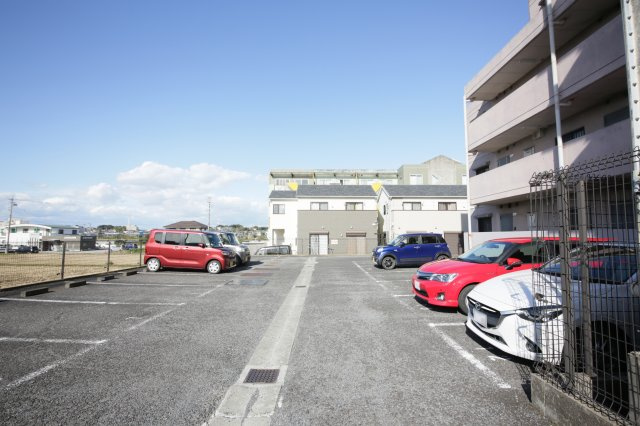 シャトー新宮の駐車場